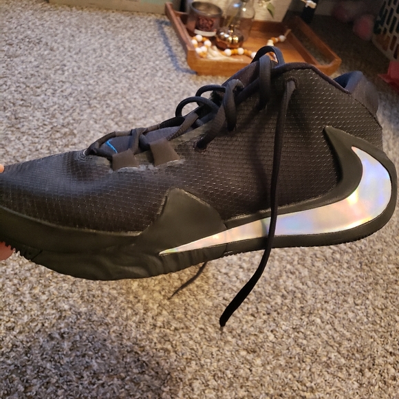 black Nike basketball shoes - Picture 4 of 7